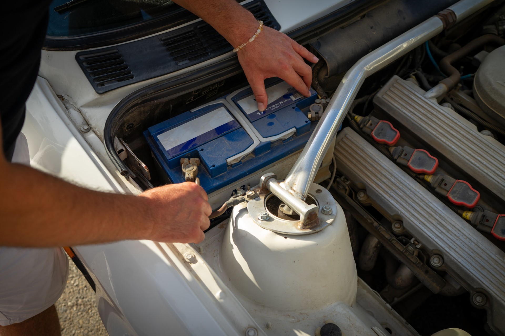 The driver, who checked the battery cables of the car with a dead battery, was stranded on the road